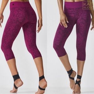 Fabletics Seamless Printed Capri Leggings *Burgundy/Passion Pink*